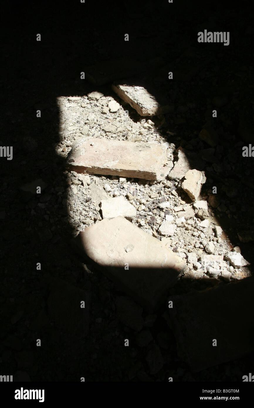 Dettaglio di macerie sul piano interno proprietà abbandonati Foto Stock