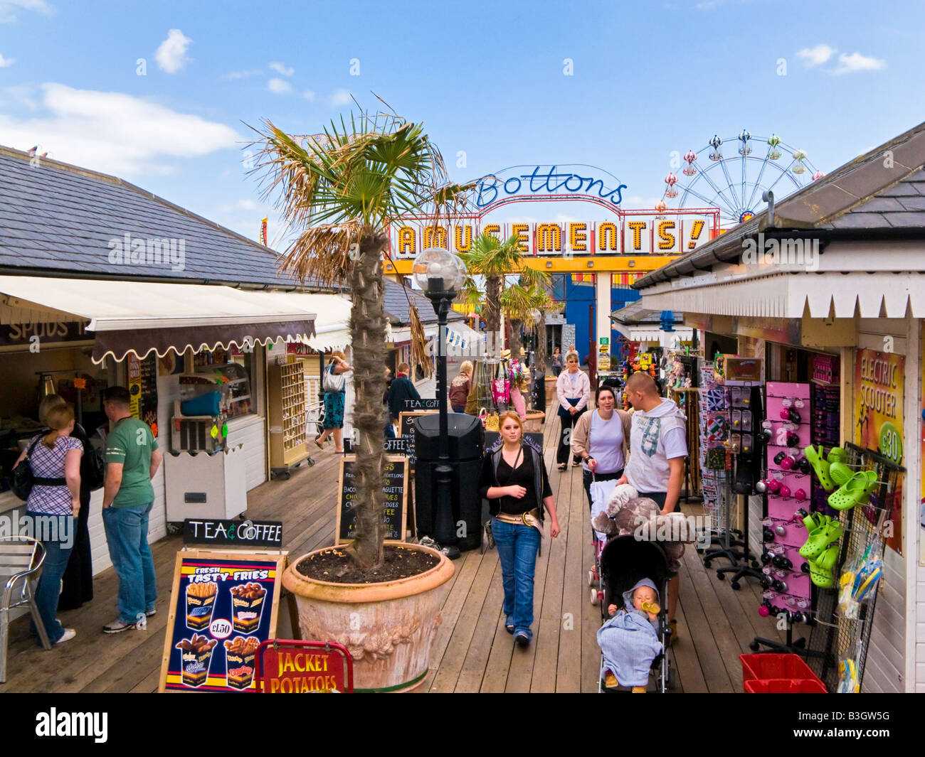 Turisti e bancarelle a Skegness Pleasure Beach, Lincolnshire, England, Regno Unito Foto Stock