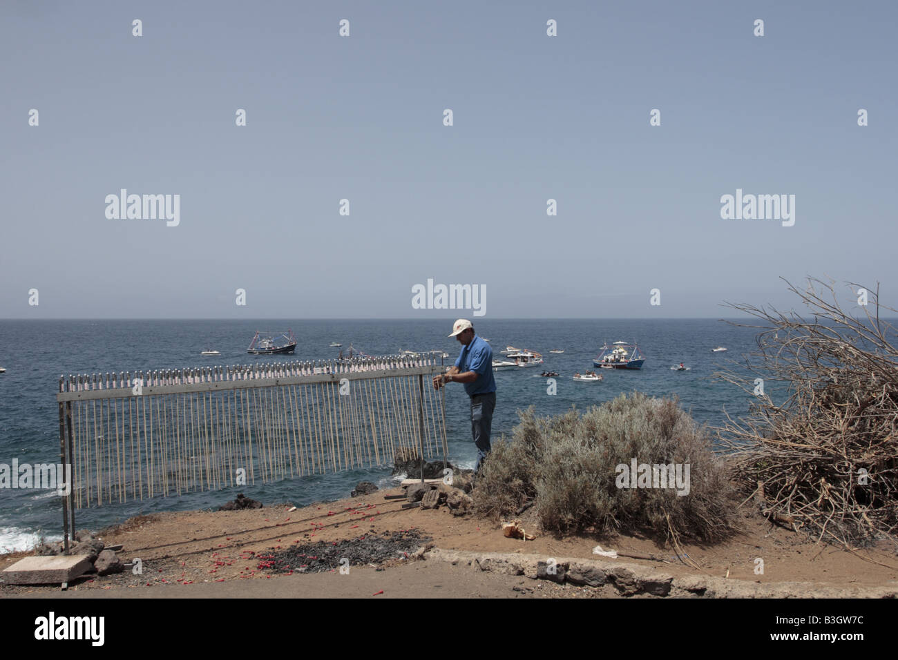 Fuochi d'artificio sparato fuori per salutare la flottiglia con le effigi di San Juan Bautista e Nuestra Senora de Carmen, fiesta in Playa San Juan, Tenerife Foto Stock