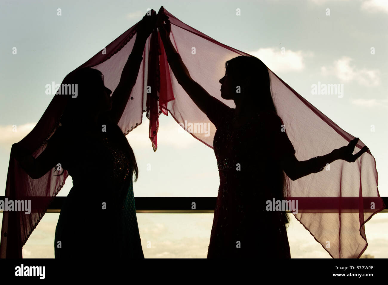 Silhouette di Indian ragazze a Edinburgh MELA Foto Stock