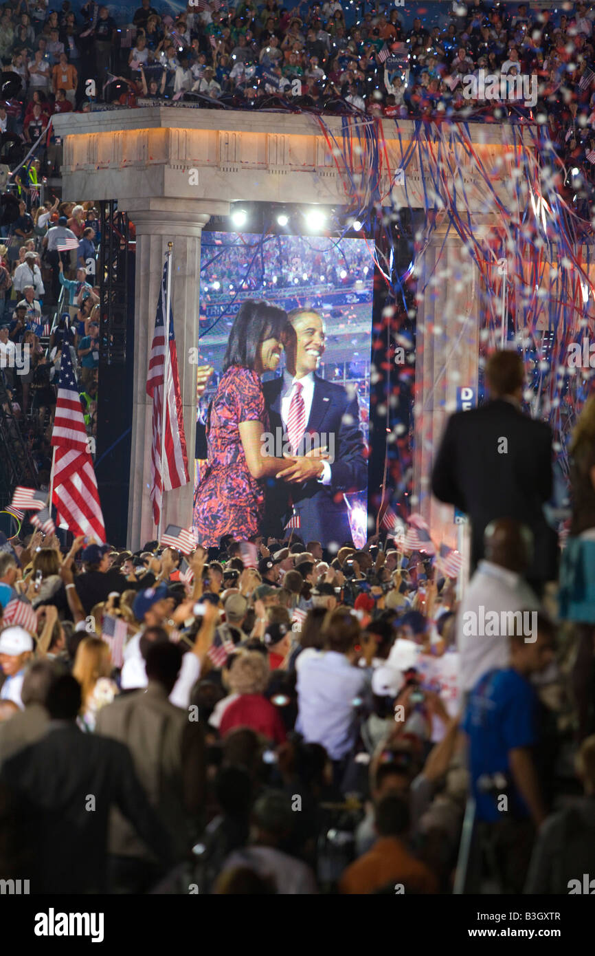 Barack e Michelle Obama abbracciare dopo il suo discorso all'Invesco Stadium a significare la fine della Convenzione Nazionale Democratica Foto Stock