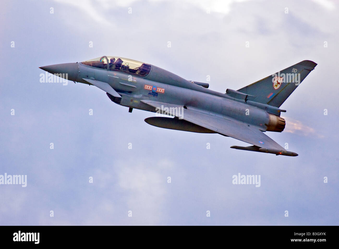 RAF Eurofighter Typhoon jet da combattimento in corrispondenza delle ali e le ruote display a Dunsfold Surrey UK 2008 Foto Stock