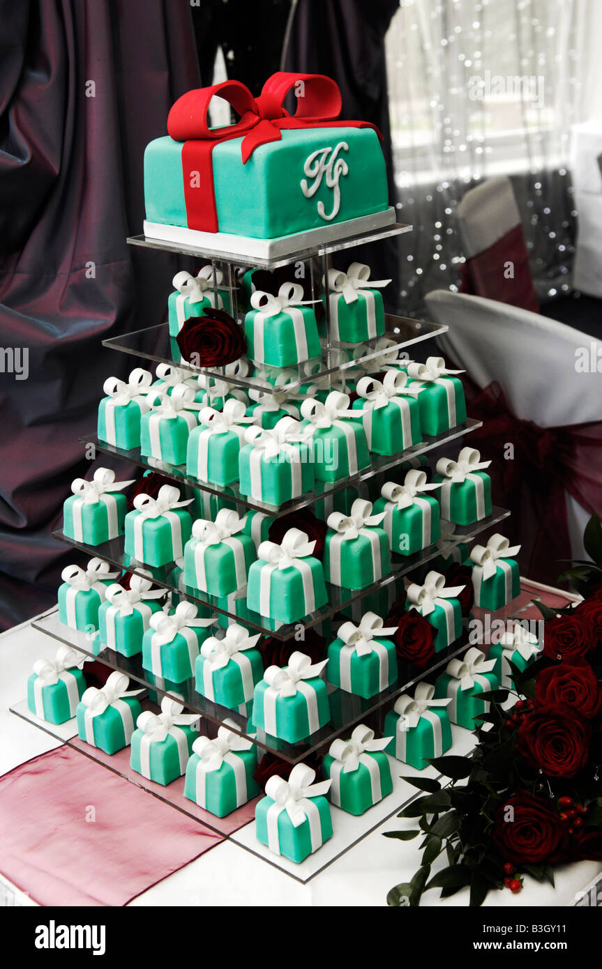 Un insolito torta nuziale fatta di diverse torte in miniatura Foto Stock