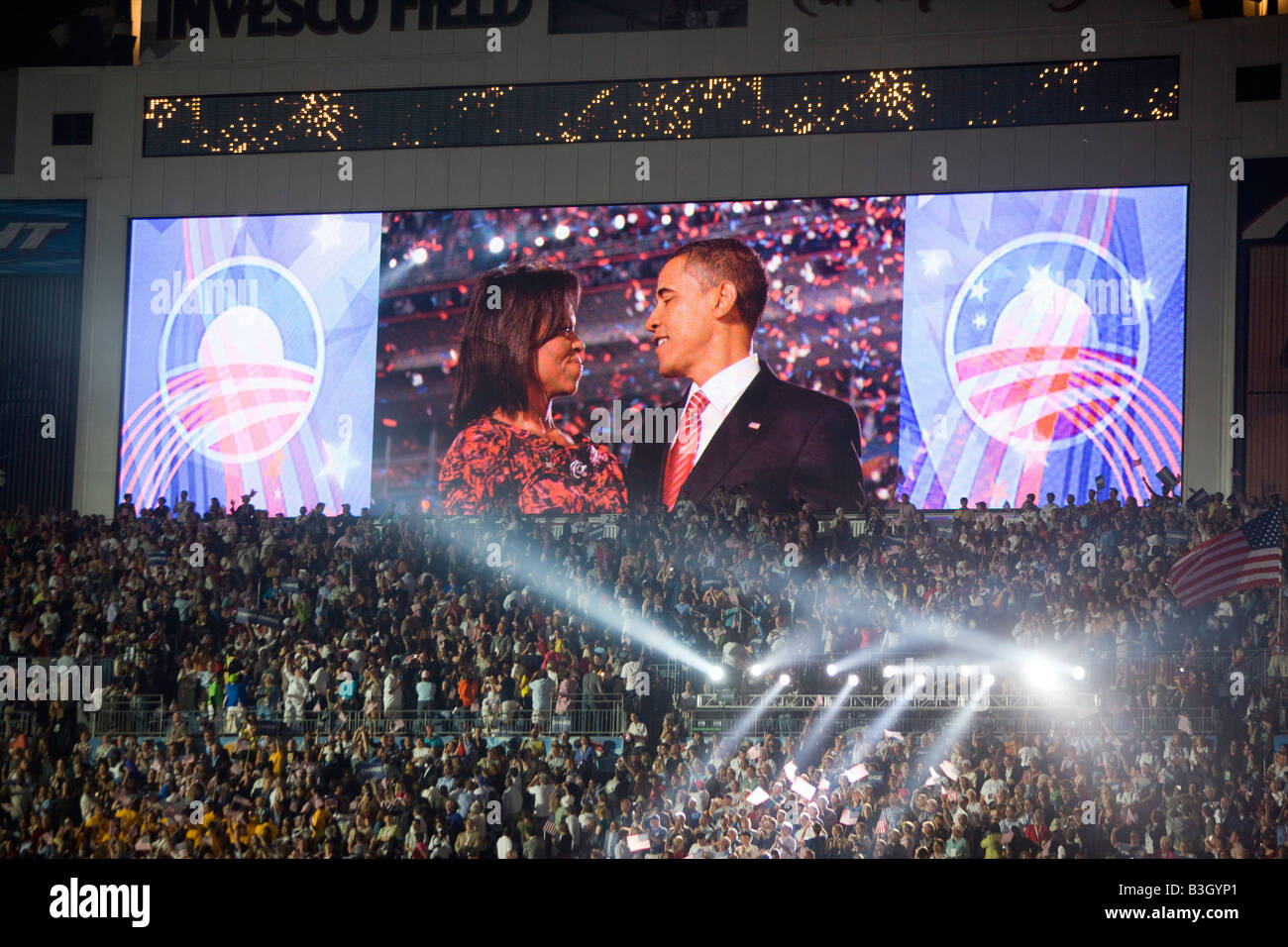 Barack e Michelle Obama abbracciare dopo il suo discorso all'Invesco Stadium a significare la fine della Convenzione Nazionale Democratica Foto Stock
