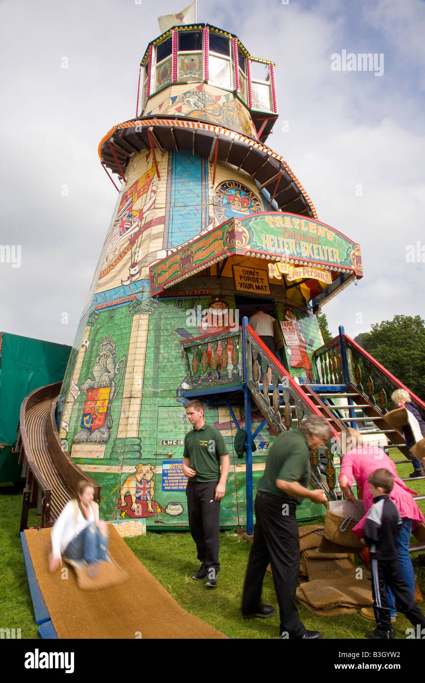 Il vecchio tradizionale Helter-Skelter in legno, un bambini della fiera di scivolo a spirale, a Chatsworth Country Fair Derbyshire, Regno Unito Foto Stock