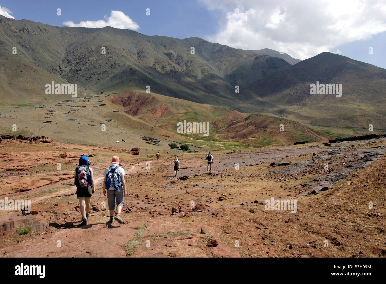 Persone escursionismo in Atlas moutains, Marocco Foto Stock