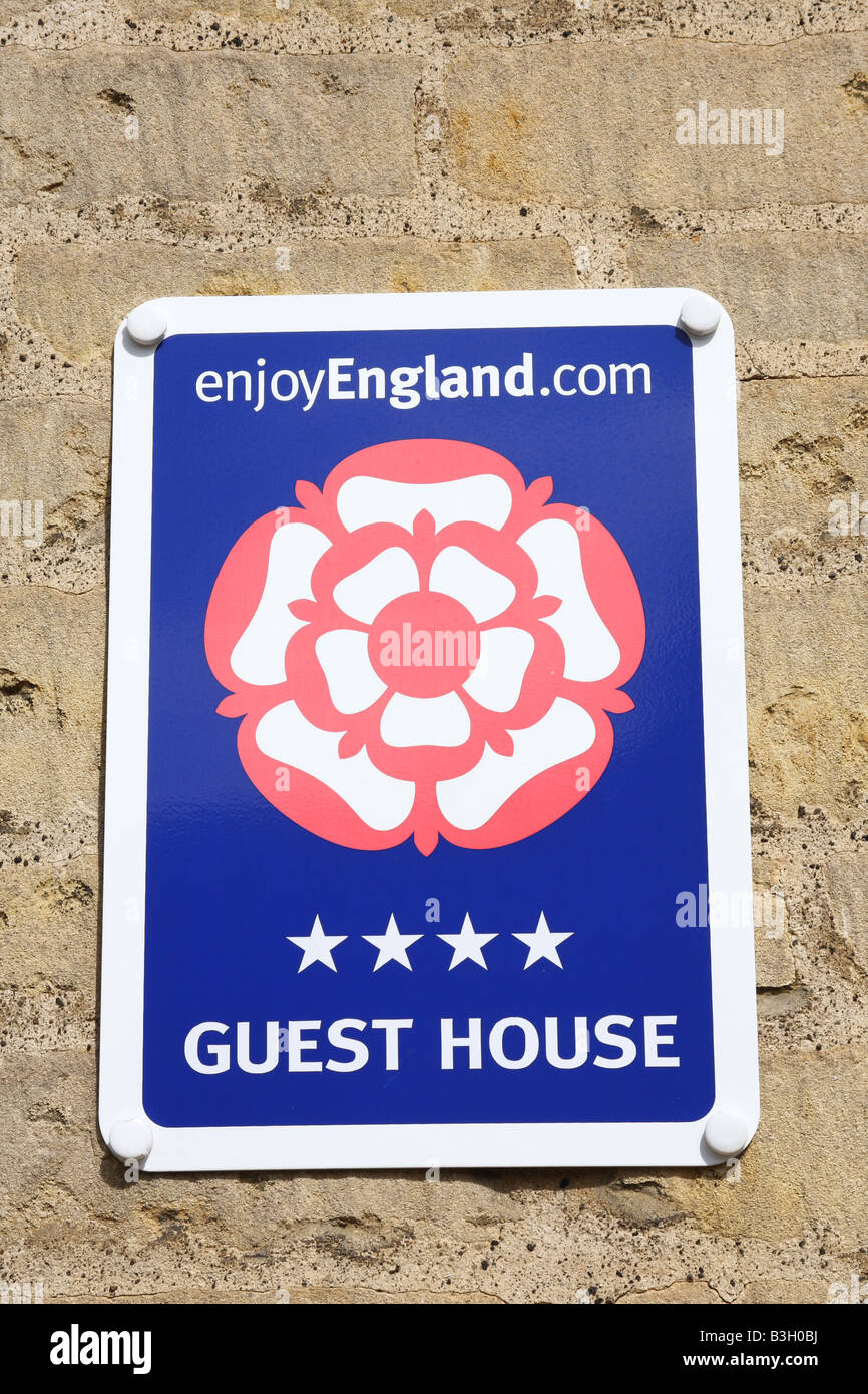 Enjoy England segno di appartenenza su di un guest house 4 stelle in Inghilterra, Regno Unito Foto Stock