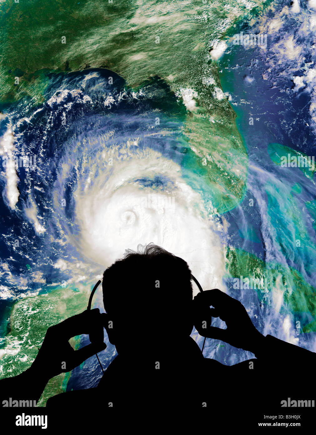 Ingegnere osservando Golfo del Messico uragano sulla TV satellite map Foto Stock