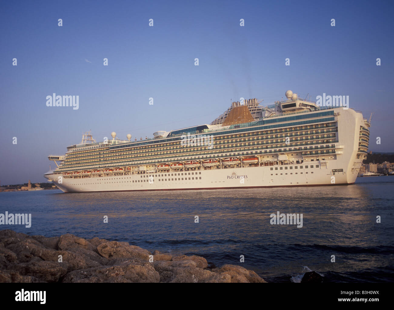 P&O ( P E O ) Cruise Lines flagship Ventura durante l'entrata nel porto di Palma di Maiorca, isole Baleari, Spagna. Foto Stock