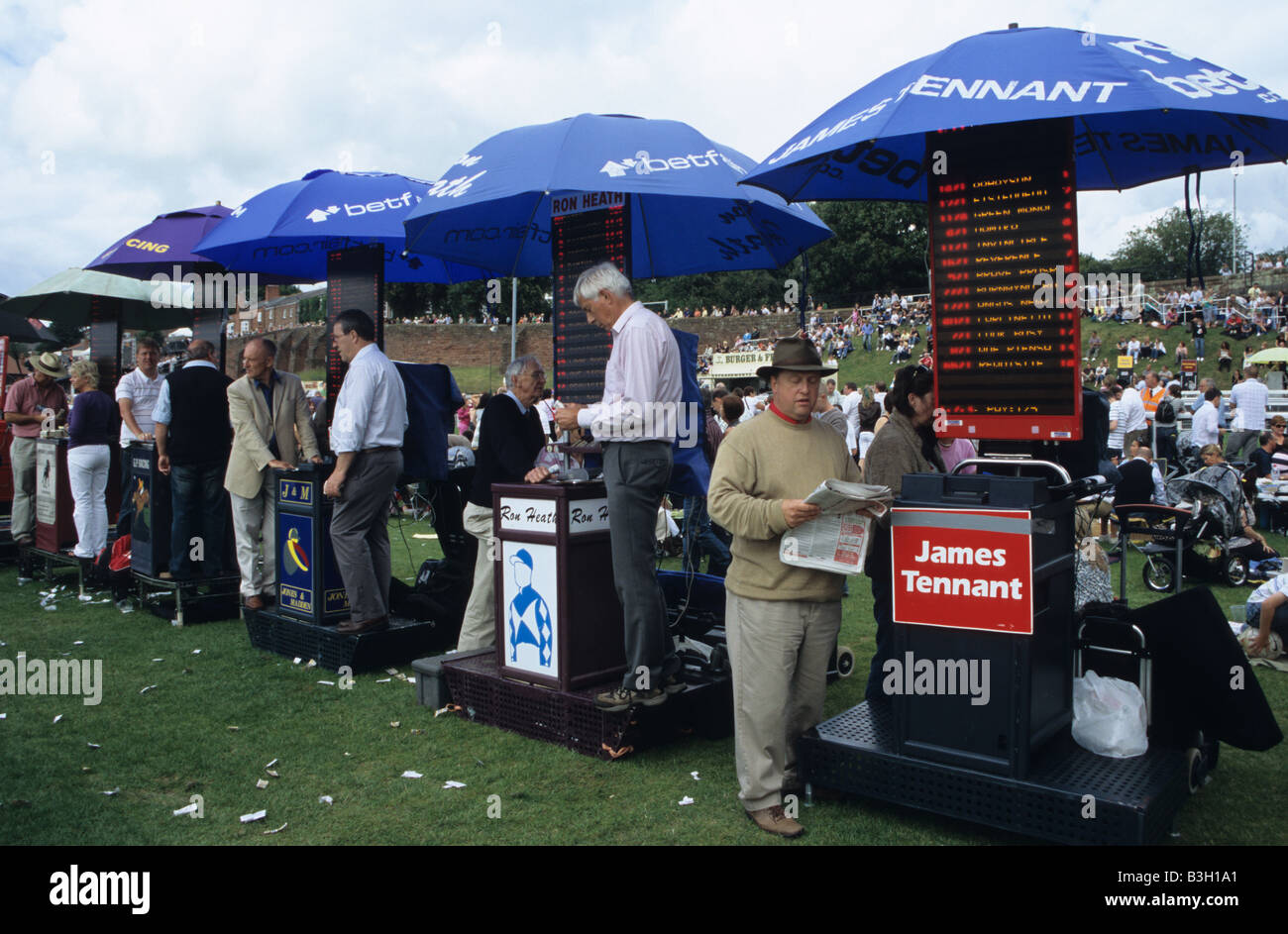 Bookmakers a Chester Horse Racing Race Course Foto Stock