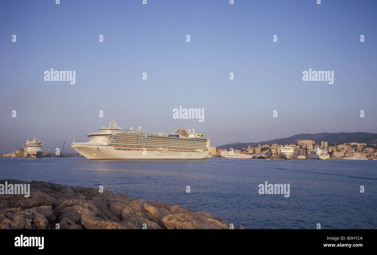 P&O ( P E O ) Cruise Lines flagship Ventura durante l'entrata nel porto di Palma di Maiorca, isole Baleari, Spagna. Foto Stock