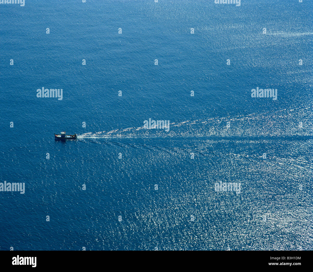 Piccolo fisherboat attraversando la vasta mare mediterraneo kleines Fischerboot im weiten Meer Mittelmeer Gozo vicino a Malta Foto Stock