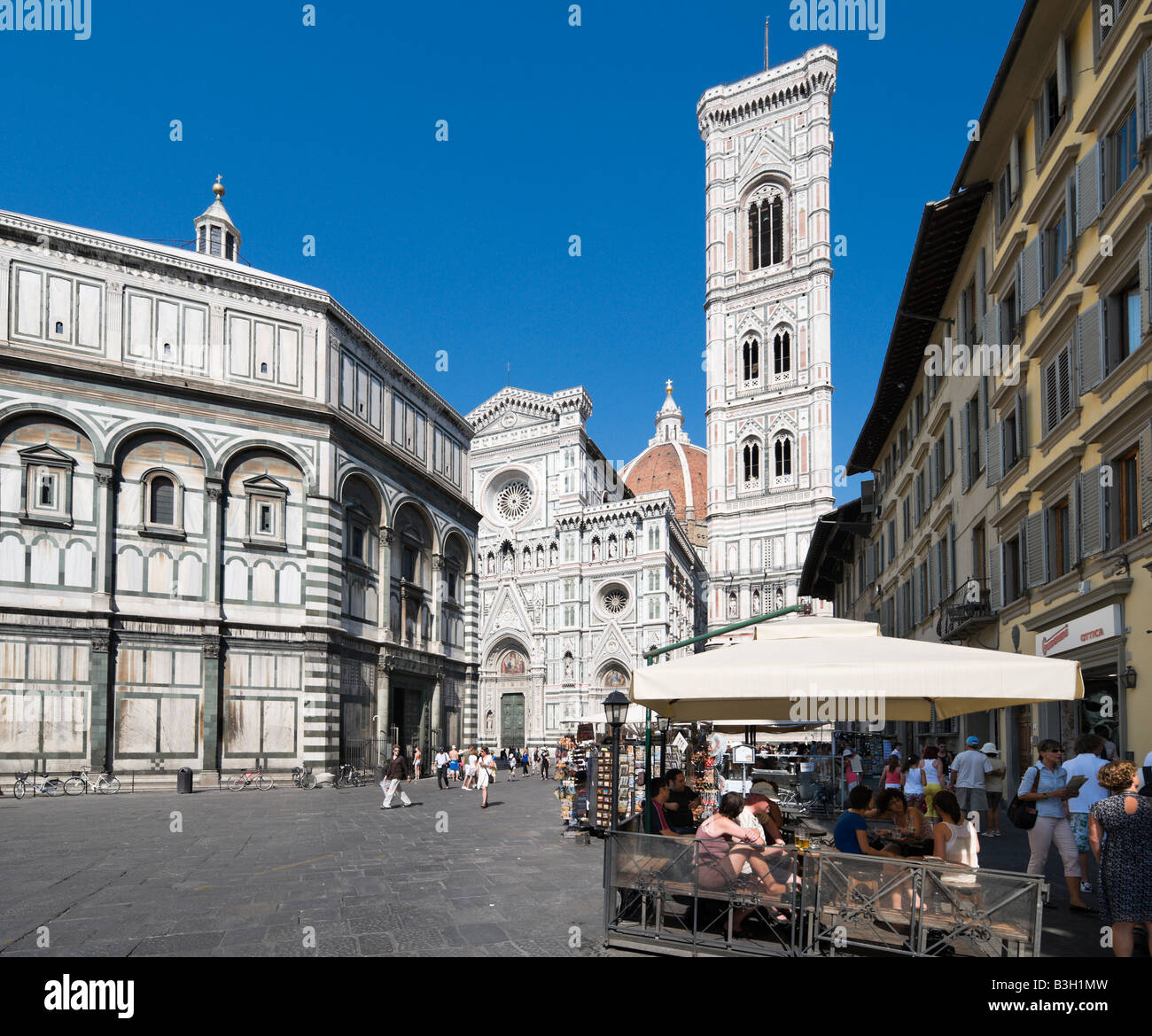 Cafè sul marciapiede in Piazza San Giovanni di fronte al Duomo e il Campanile di Giotto e il Battistero, Firenze, Toscana, Italia Foto Stock