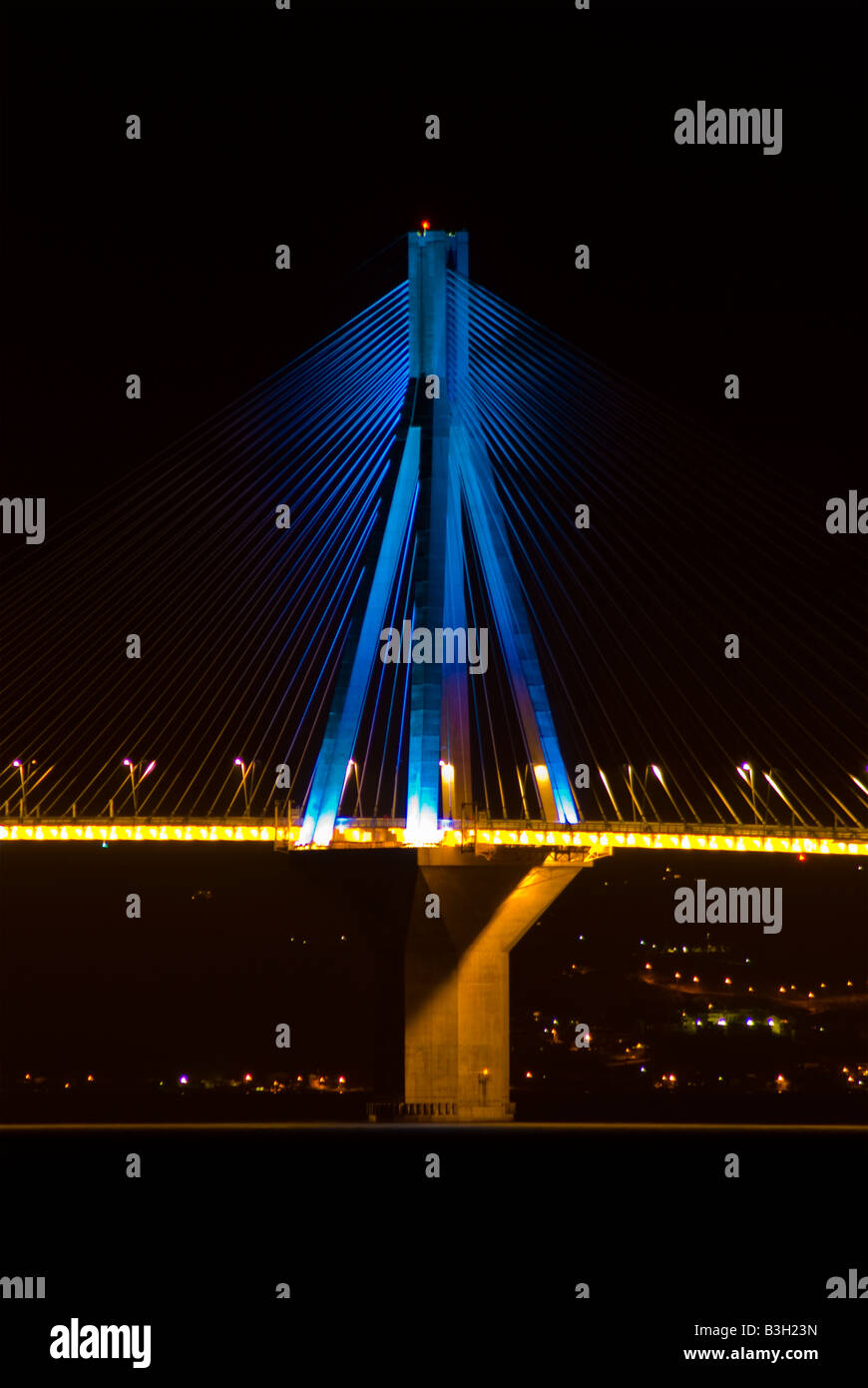 Ponte Rio-Antirio o Charilaos Trikoupis Bridge illuminata di notte. Foto Stock