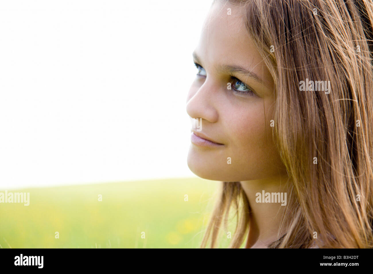 Close up volto ritratto di Giovane ragazza su sfondo di estate Foto Stock