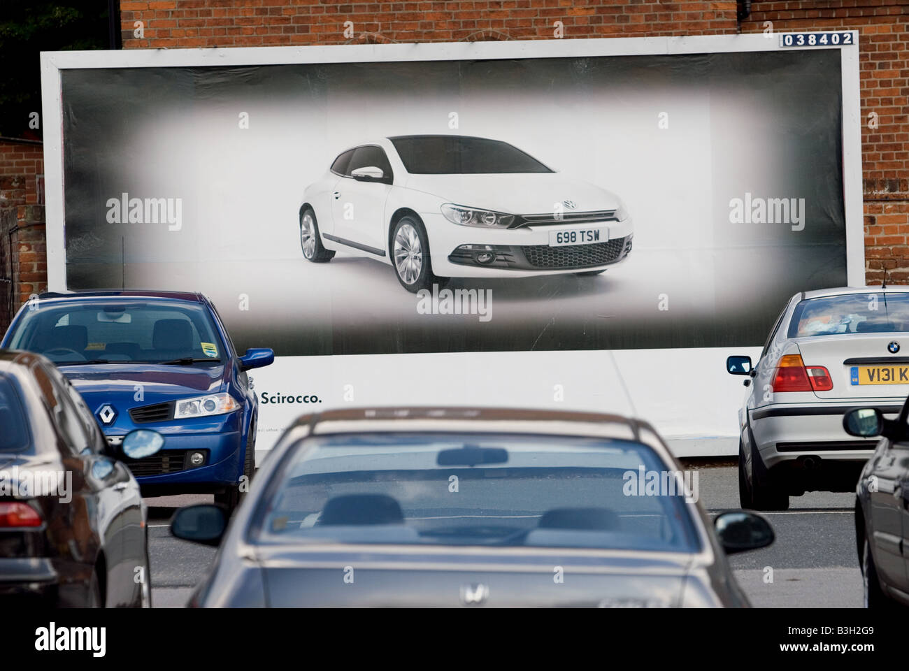 Cartelloni pubblicitari la nuova VW Scirocco auto in un parcheggio, Ipswich, Suffolk, Regno Unito. Foto Stock