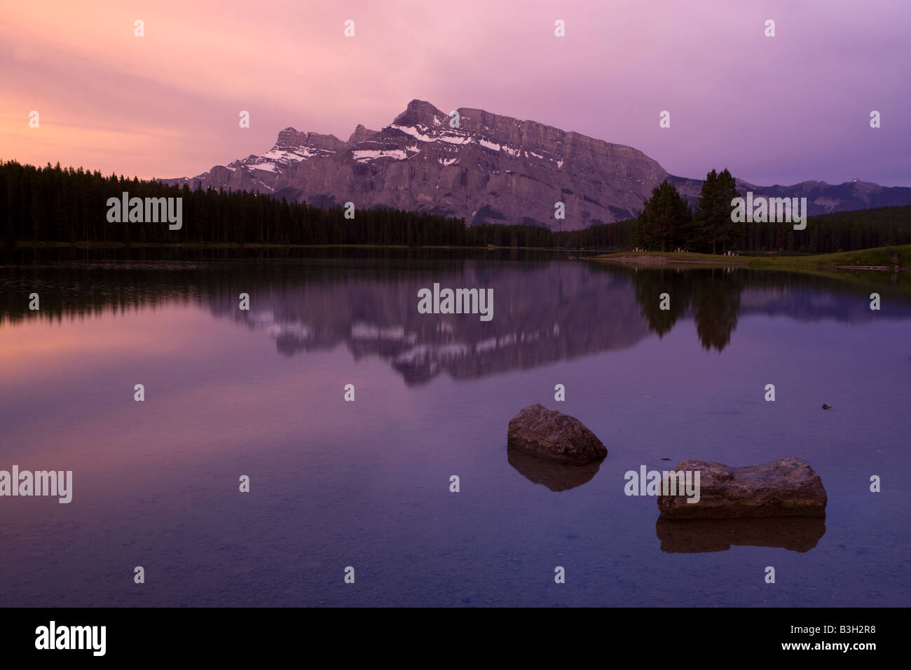 Mount Rundle nel Parco Nazionale di Banff Foto Stock