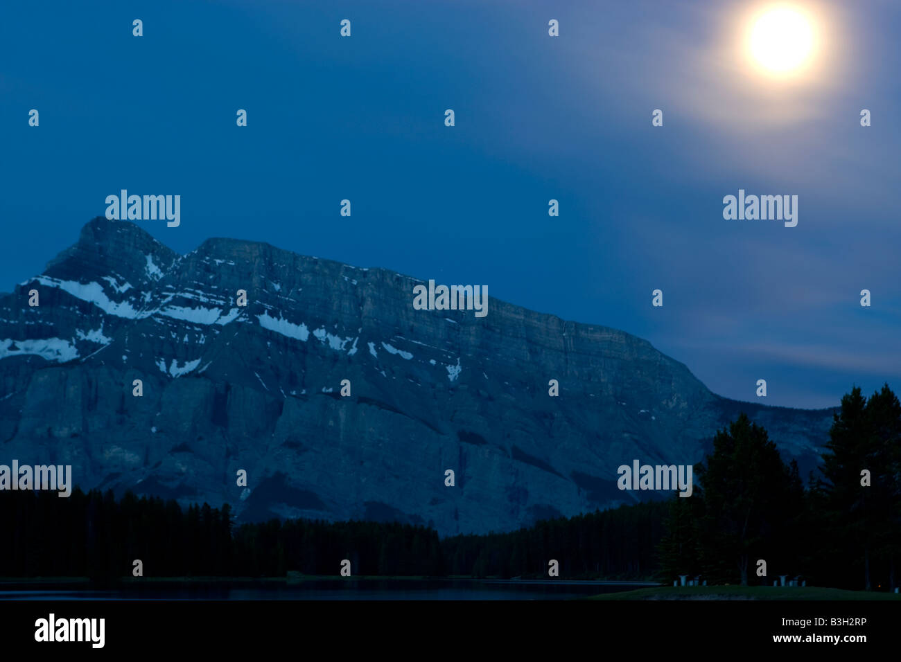 Ore del sorgere su Mount Rundle nel Parco Nazionale di Banff Foto Stock