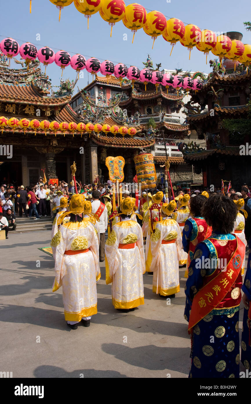La folla di pellegrini devoti al Matsu Mazu festival fare offerte, Zhenlan tempio, Dajia, Taiwan, Repubblica della Cina (ROC) Foto Stock
