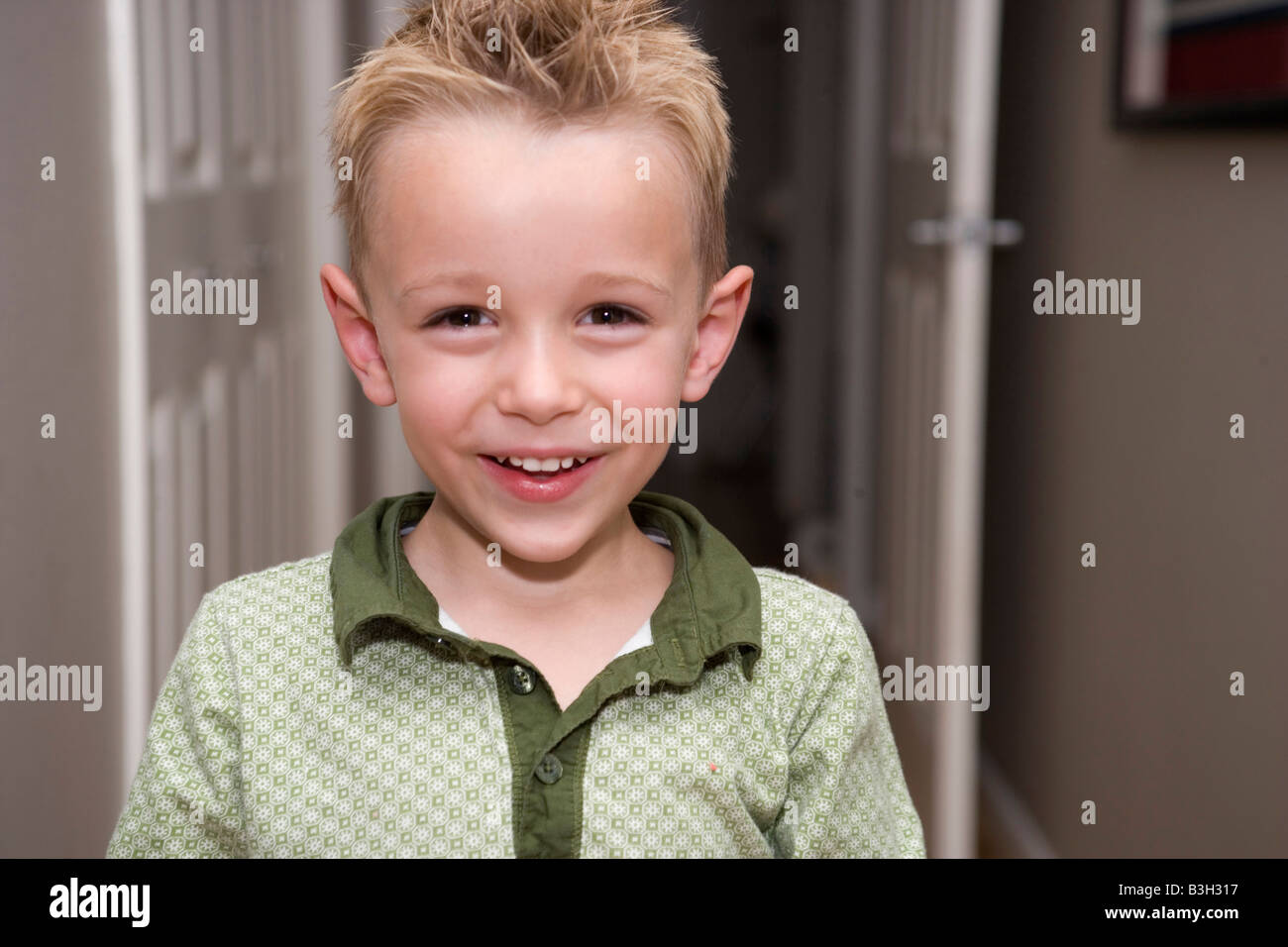Felice anno cinque old boy sorrisi a fotocamera Foto Stock