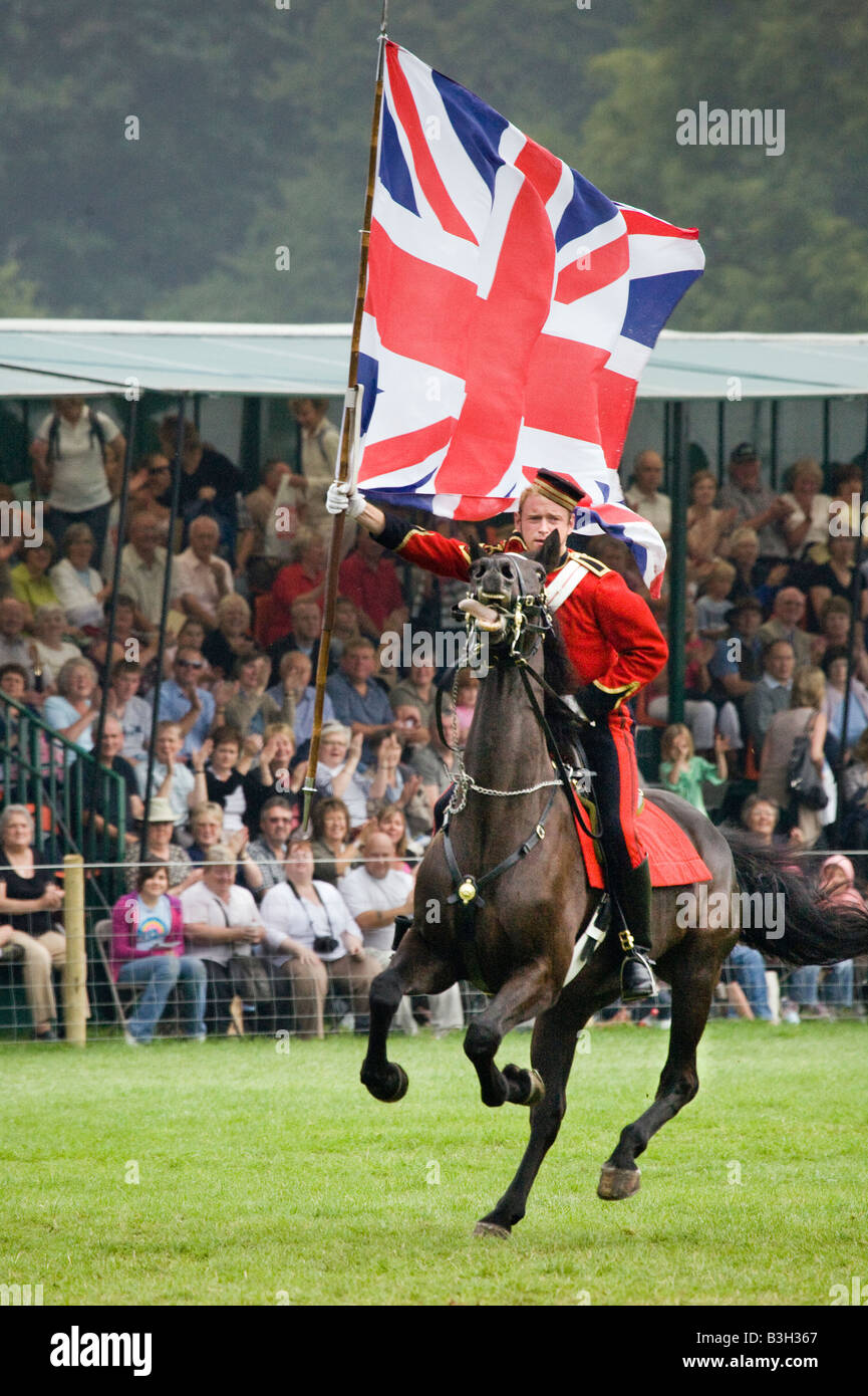 British montato le Forze Armate, il Musical Ride della cavalleria della famiglia reggimento display, Chatsworth Country Park, Derbyshire. Foto Stock