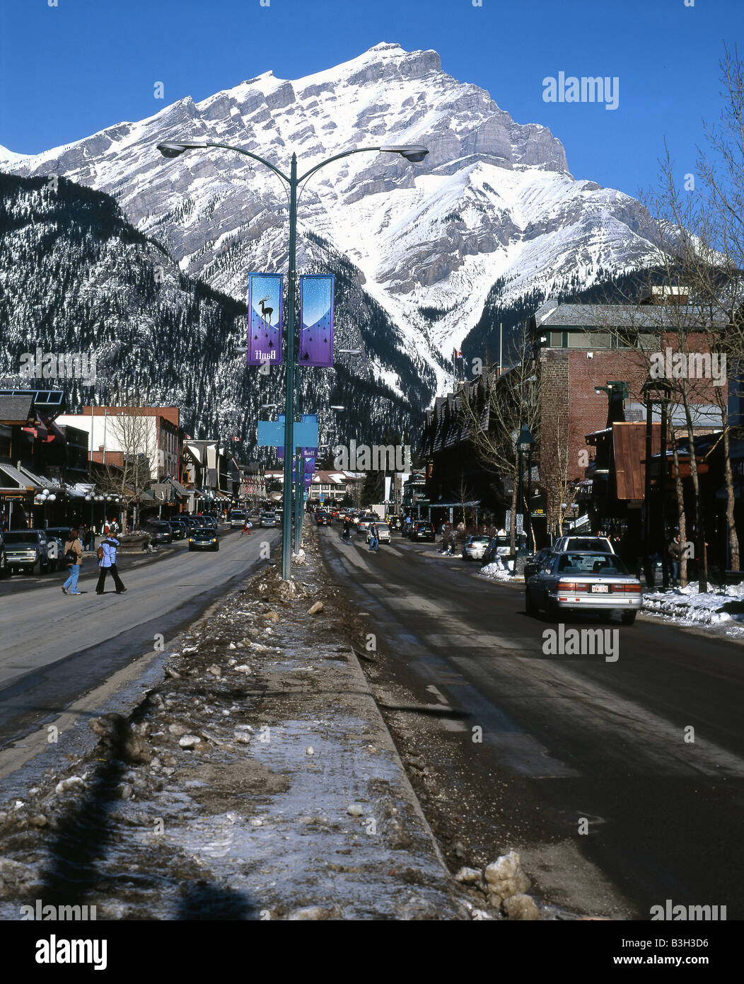 Main Street e Mount Rundle in Banff Foto Stock