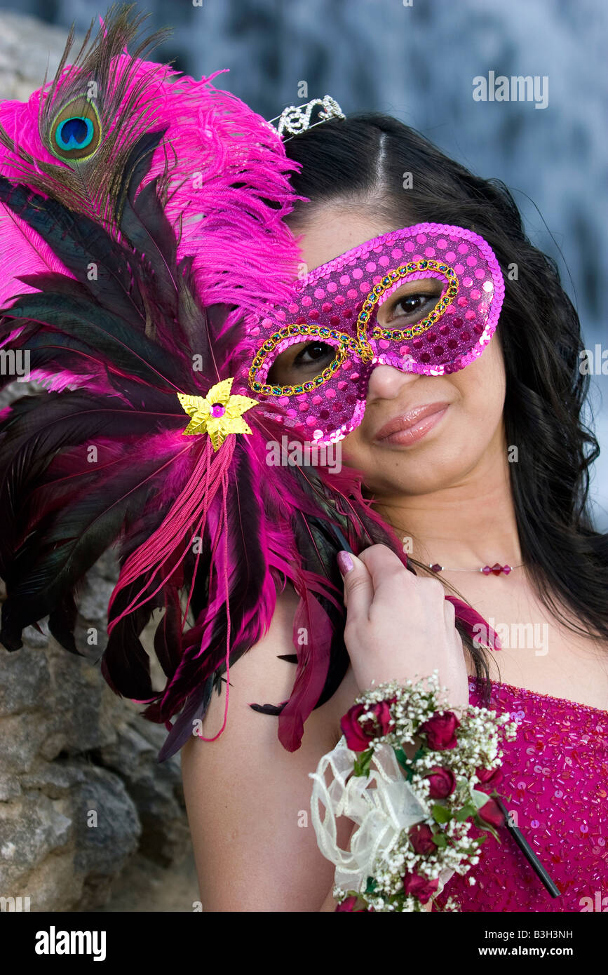 Una ragazza adolescente con Mardis Gras mask vestito per la PROM. Foto Stock