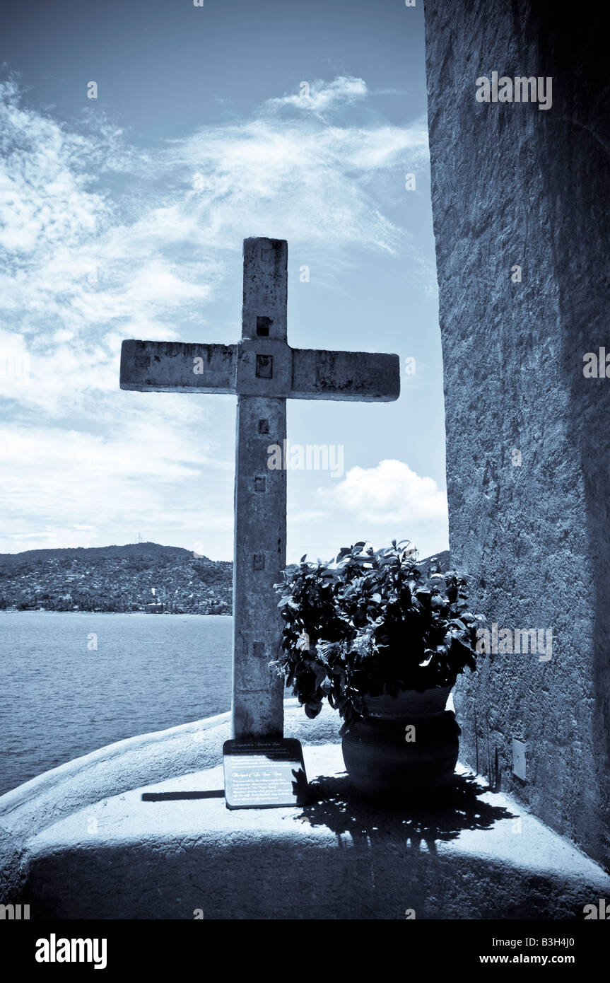 Crocifisso che si affacciano sull'oceano Zihuatanejo Messico Foto Stock