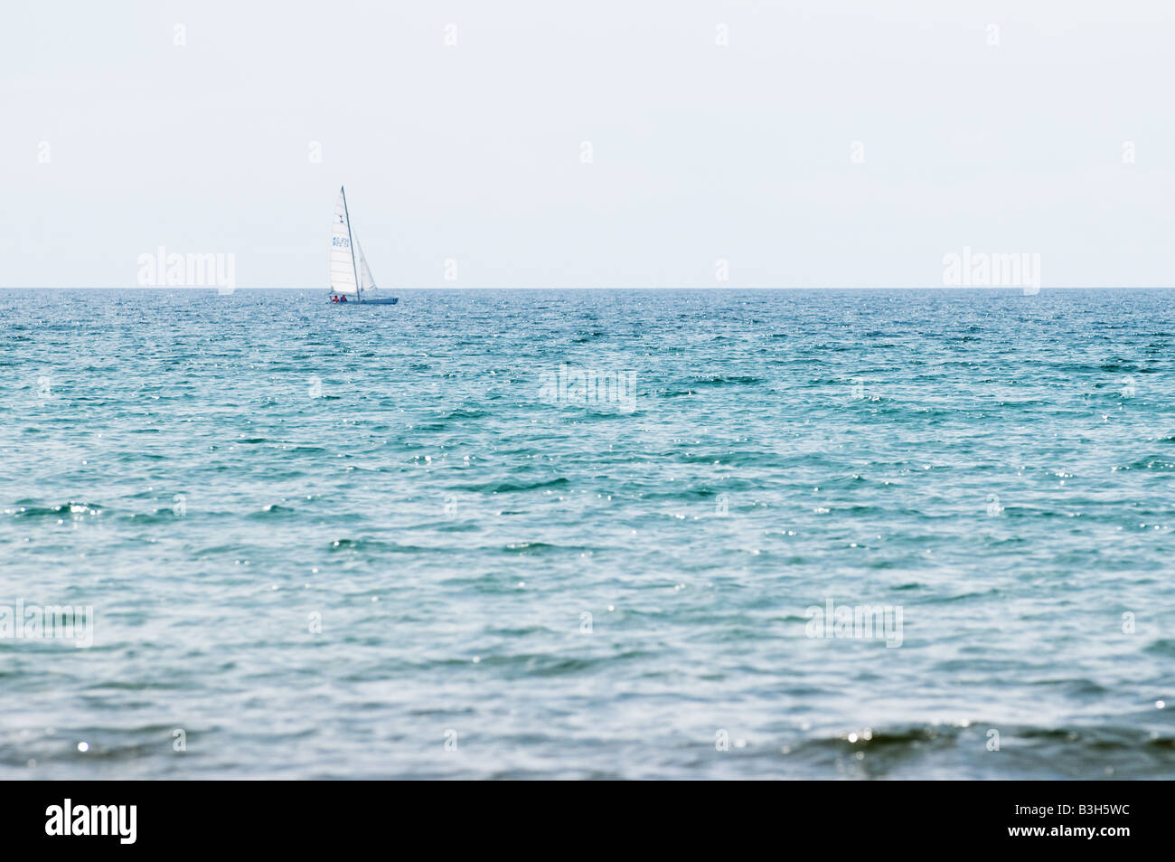 Una piccola barca a vela fuori a godersi una giornata d'estate sul Lago Huron. Foto Stock