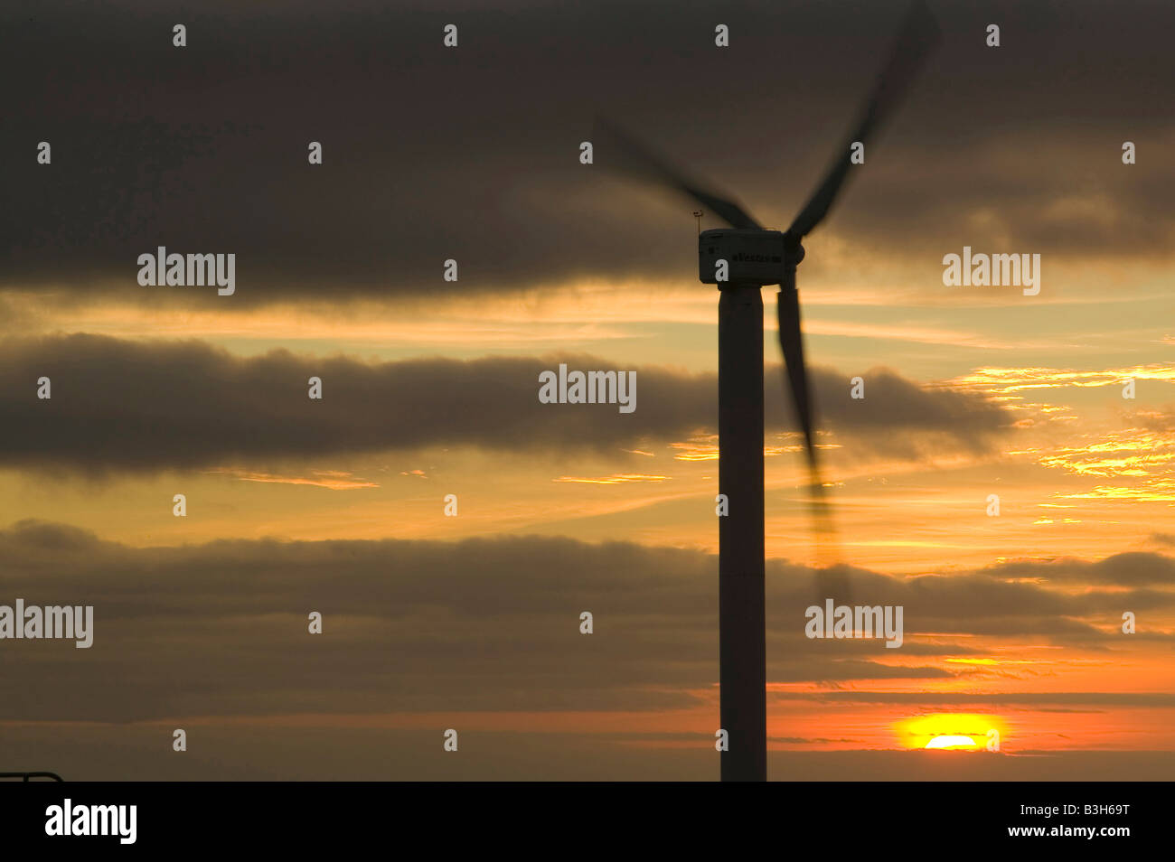 Turbina eolica s in Cornwall Regno Unito al tramonto vicino a Camelford Foto Stock