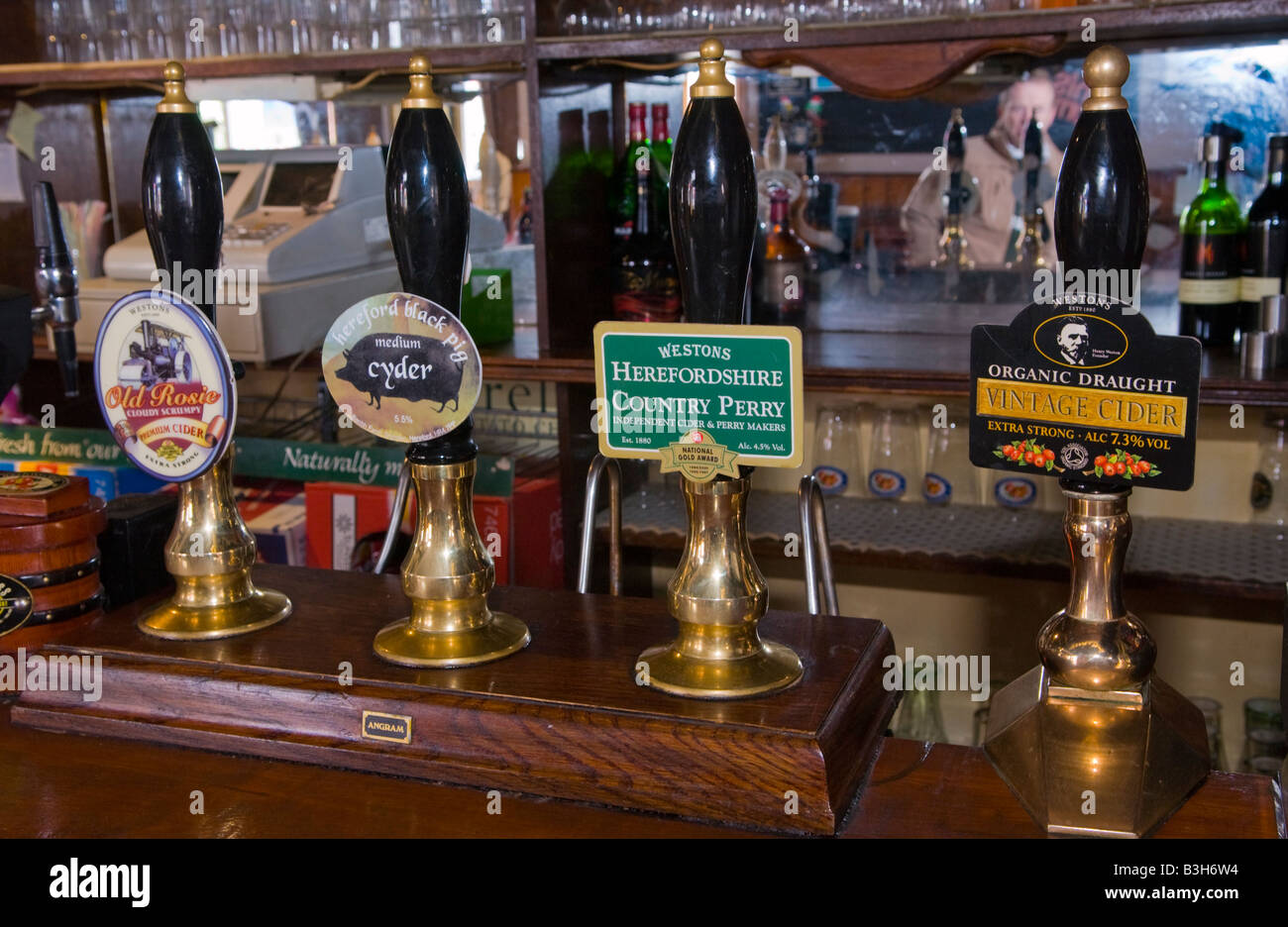 Il sidro di mele pompe sulla barra del pub Victory in Hereford Inghilterra UK è una birreria attaccata Foto Stock