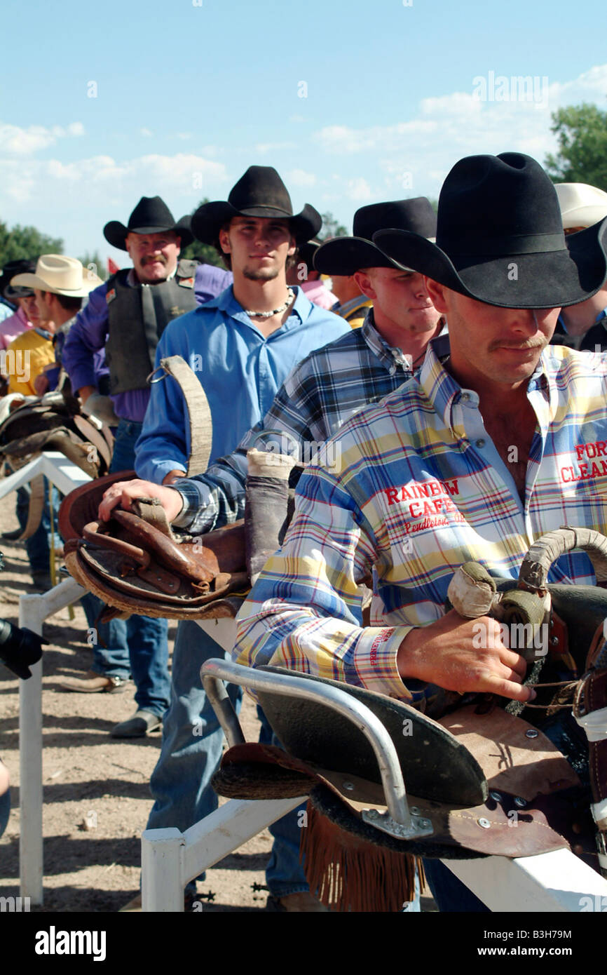 Giovani cowboy standing in attesa per il rodeo con cappelli da cowboy hat in linea. città di Cheyenne Wyoming negli Stati Uniti d'America usa us Foto Stock