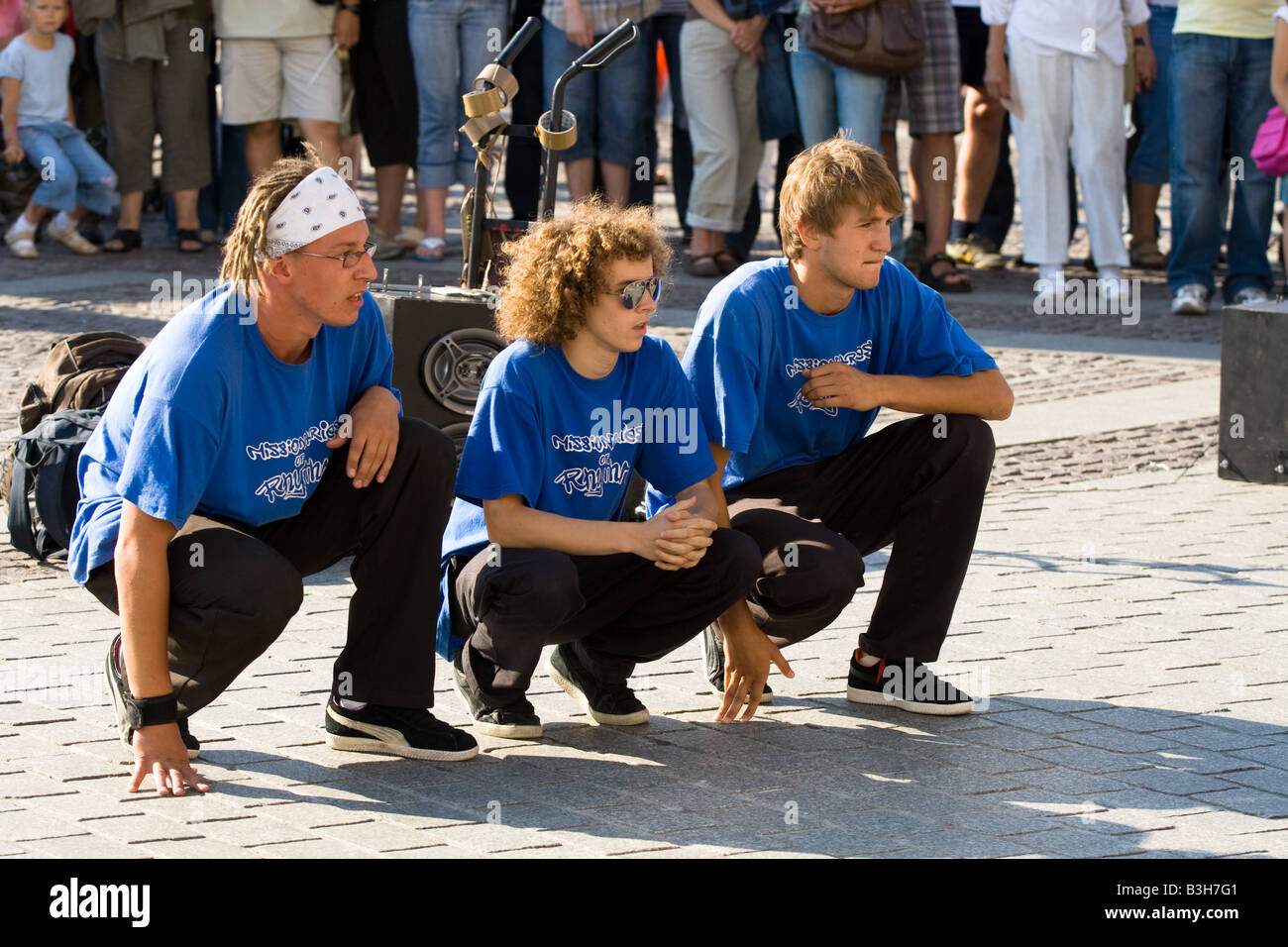 Breakdancers si prepara a mettere in piedi uno show in Rynek Glowny la piazza del mercato di Cracovia in Polonia - solo uso editoriale Foto Stock