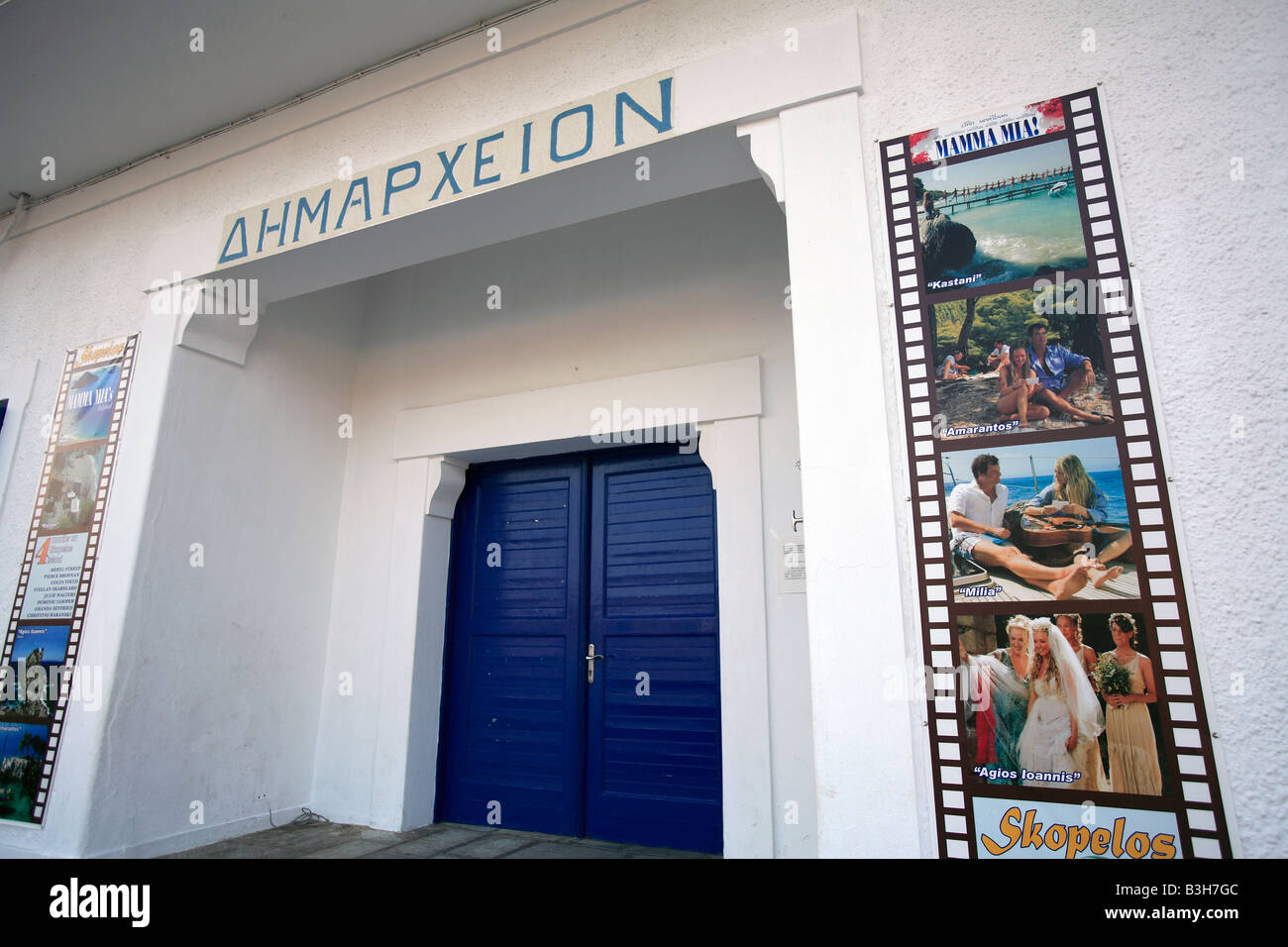 Grecia Skopelos Sporadi isola un poster AL DI FUORI DEL MUNICIPIO che mostra le posizioni PER FILM MAMMA MIA Foto Stock