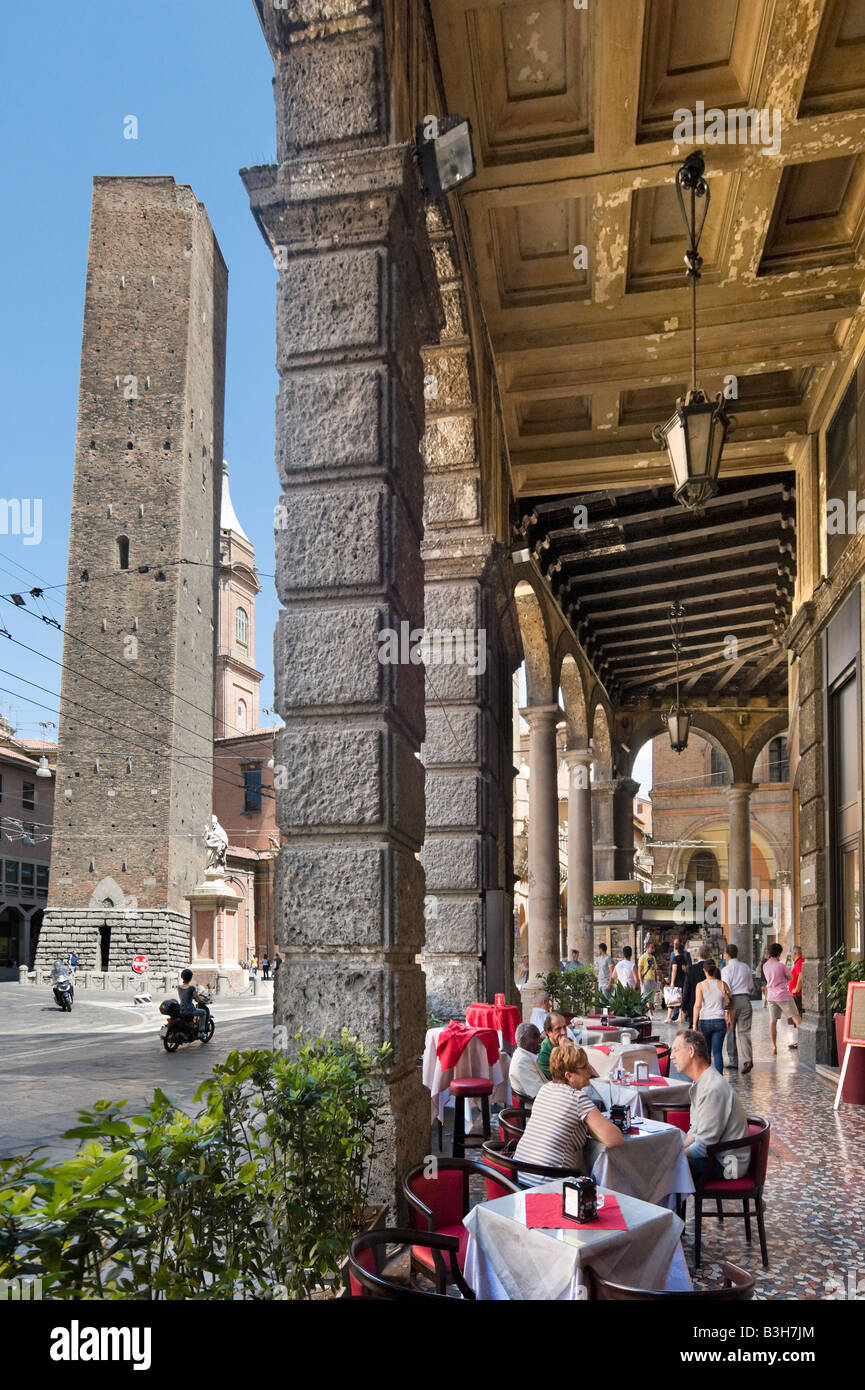 Il Cafe Bar in un portico di via Rizzoli con la Torre Garisenda (una delle due torri) dietro, Bologna, Emilia Romagna, Italia Foto Stock