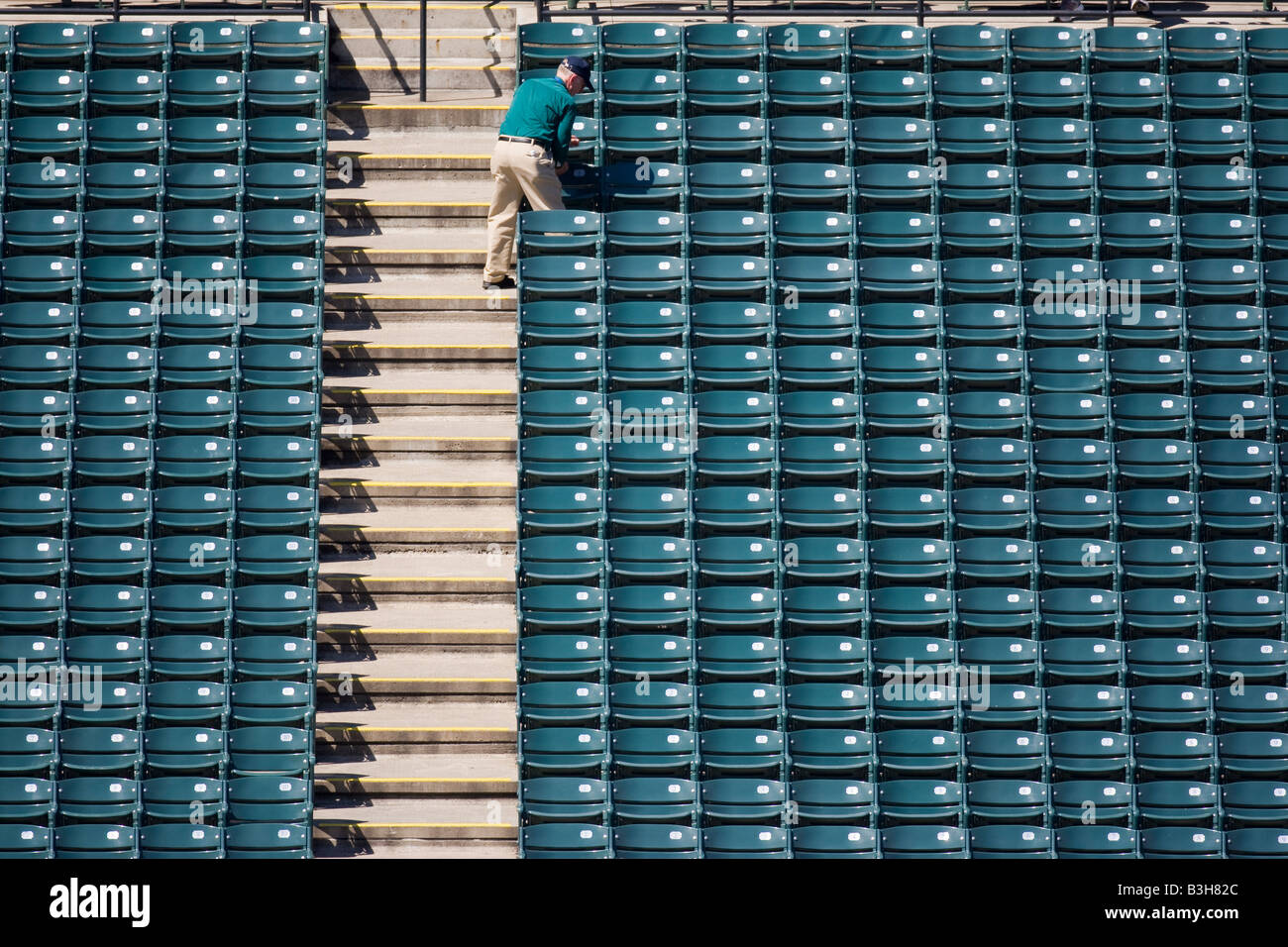 Lavoratore allo stadio di pulizia sedi Foto Stock