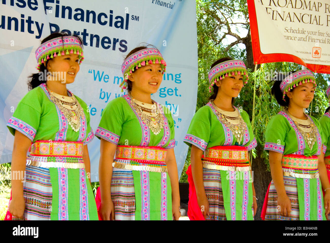 Hmong (Laos) danza americana di truppa di intrattenere in costumi tradizionali. Dragon Festival Lago Phalen Park St Paul Minnesota USA Foto Stock