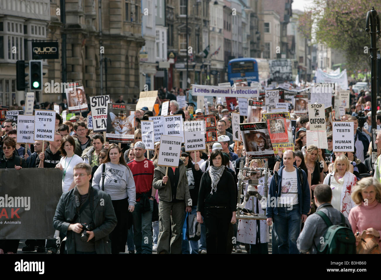 Una dimostrazione di massa contro la Oxford laboratorio animali sulla giornata mondiale per gli animali di laboratorio organizzato dal parlare Oxford Foto Stock