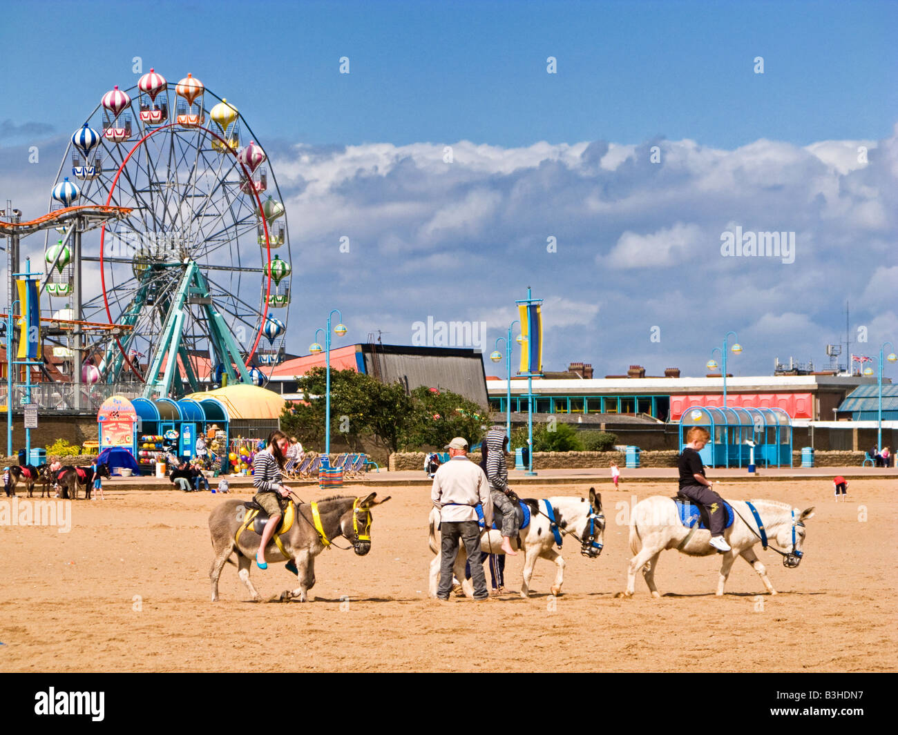 Equitazione per bambini asini su Skegness Beach, Lincolnshire, England, Regno Unito Foto Stock