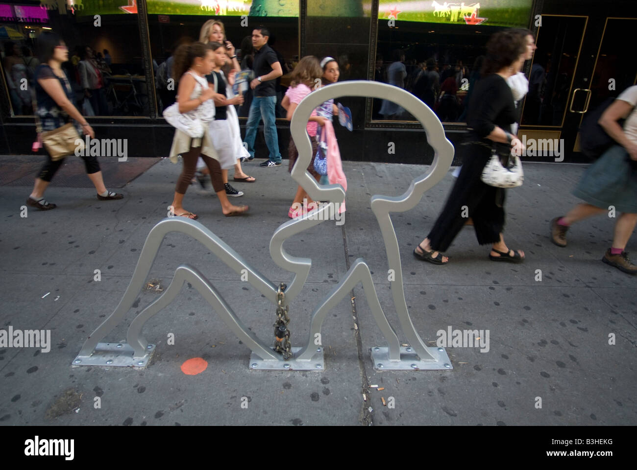 Un portabiciclette in Times Square intitolato The Olde Times Square progettato da ex Talking Heads stati David Byrne Foto Stock