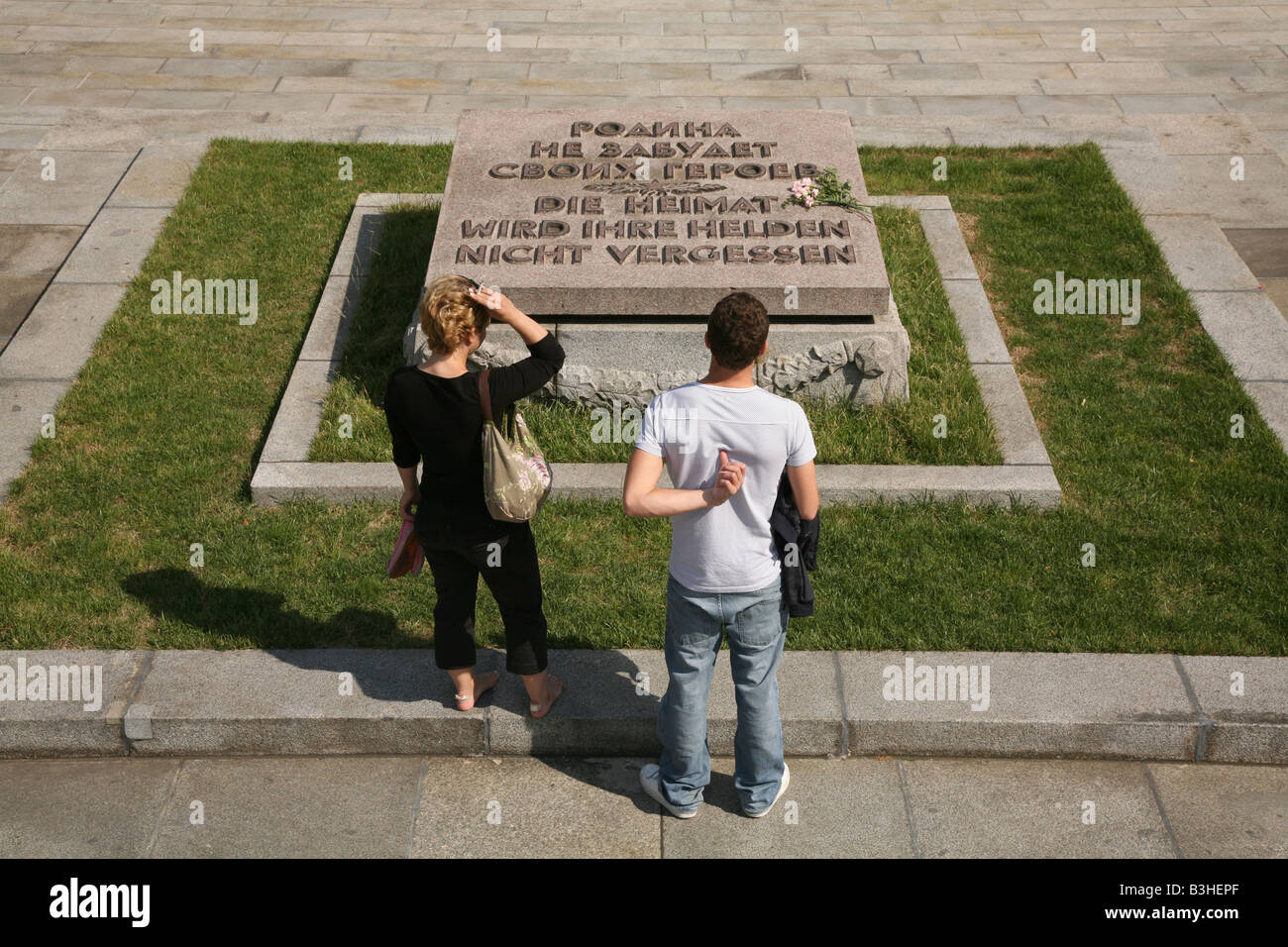 I turisti nella parte anteriore del cenotafio in guerra sovietica Memorial a Treptow Park a Berlino, Germania Foto Stock
