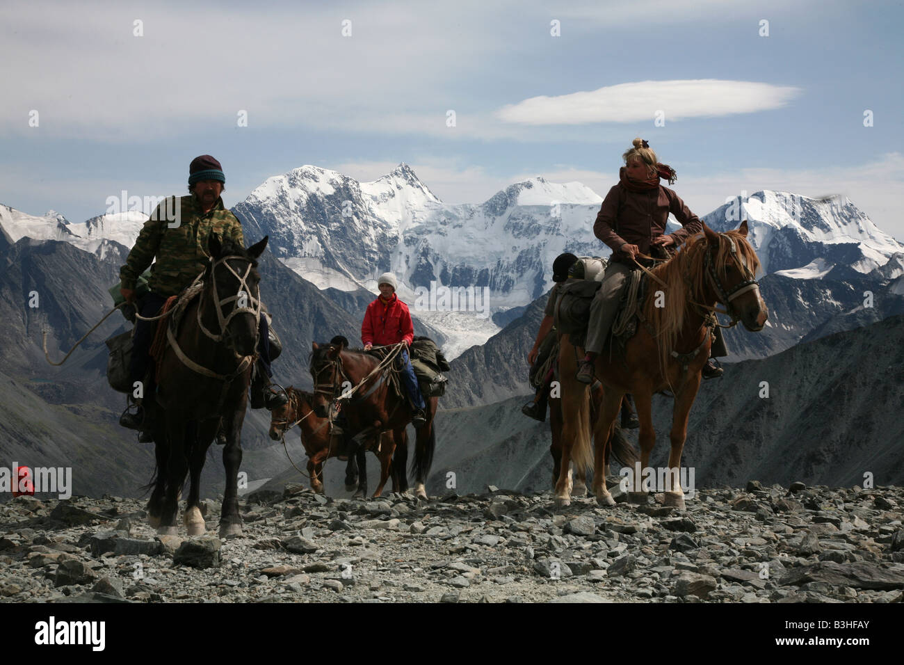 Trekking a cavallo nelle montagne di Altai, Russia. I cavalli di salire al passo di montagna Karaturek. Foto Stock