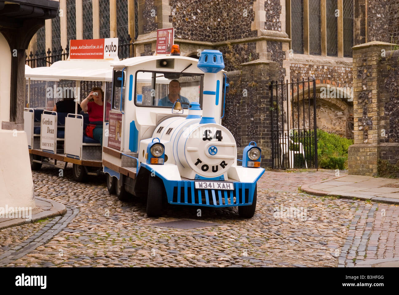 Treno su strada tenendo i turisti verso il basso Elm Hill a Norwich, Norfolk, Regno Unito Foto Stock