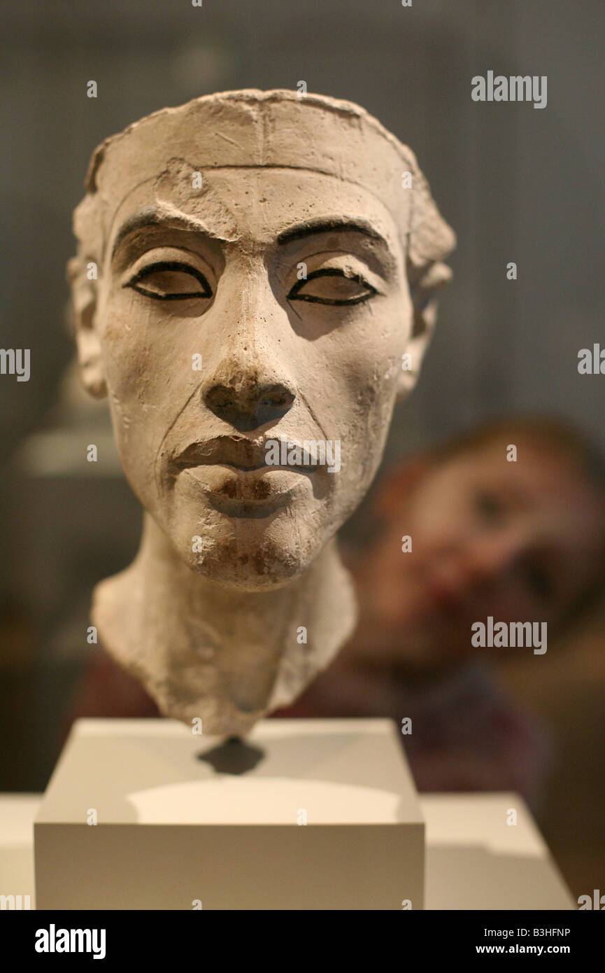 Giovane visitatore guardando il busto del faraone Akhenaton nel Museo Egizio di Berlino Germania Foto Stock