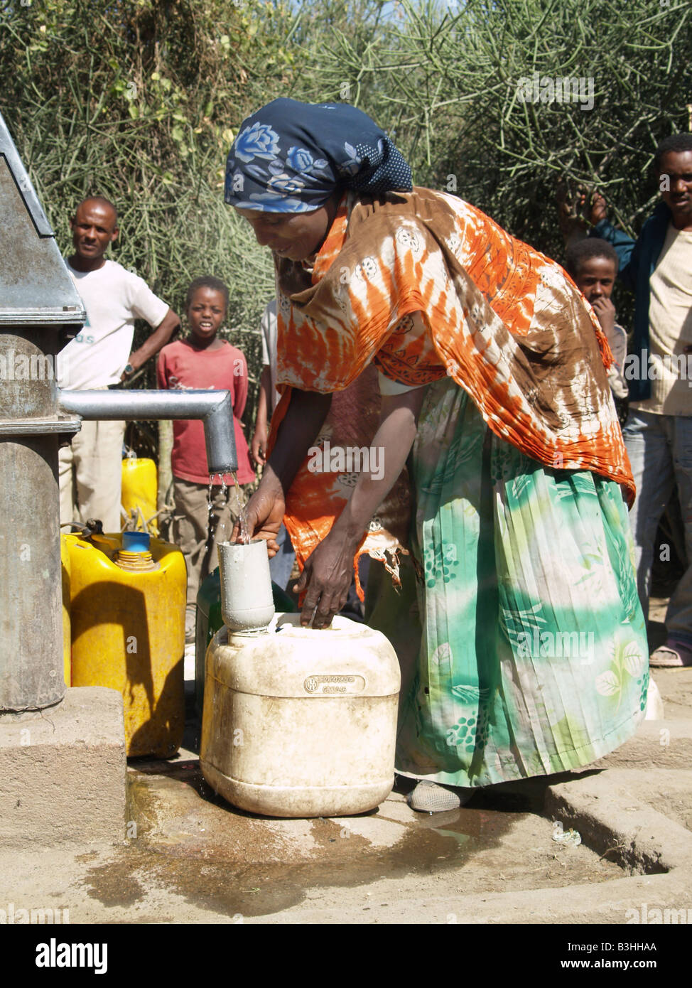 Per ottenere acqua ad una molla in un villaggio in Uganda Foto Stock