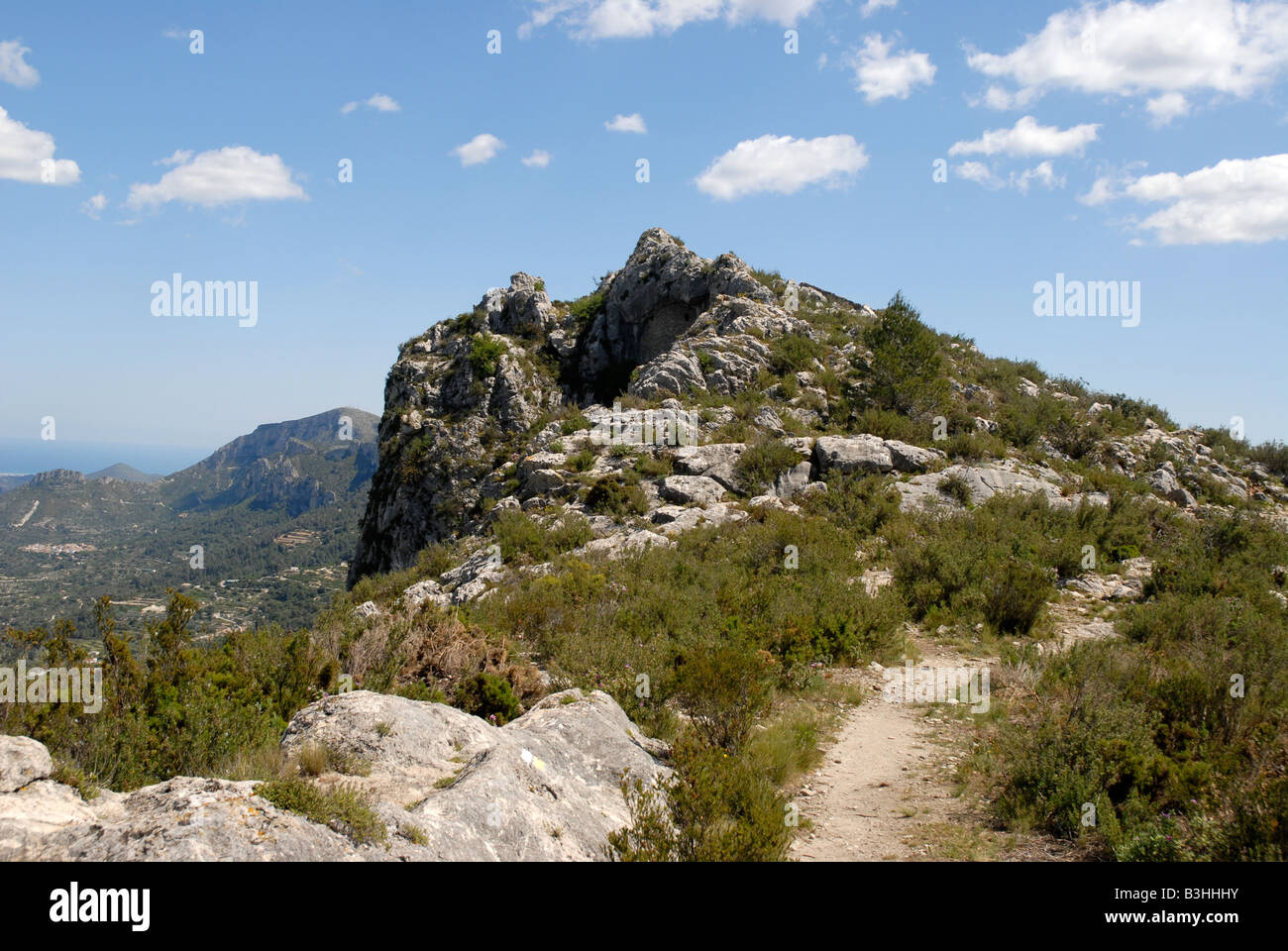 Percorso & vista verso la Vall de Gallinera & costa dalla Sierra de la Forada, Provincia di Alicante, Comunidad Valenciana, Spagna Foto Stock