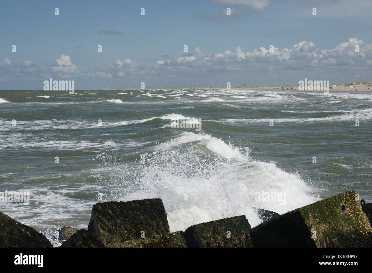 Onde enormi percosse Pietre Cubetti di calcestruzzo levee dyke Hoek van Holland mare vento acqua estate, Paesi Bassi Foto Stock