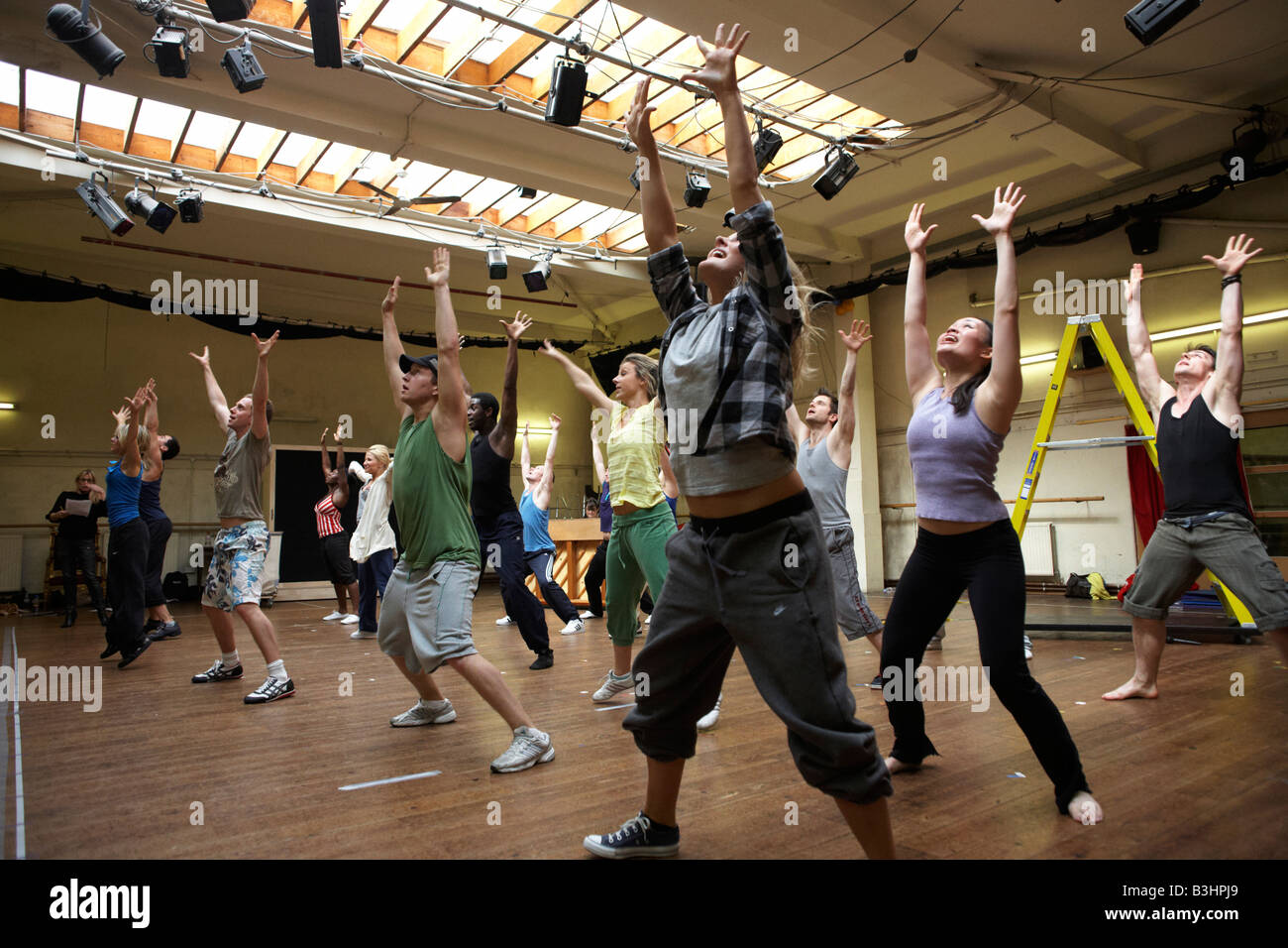 Membri del cast di High School Musical provare le loro canzoni e coreografie alla danza in soffitta, Fulham, Londra Foto Stock