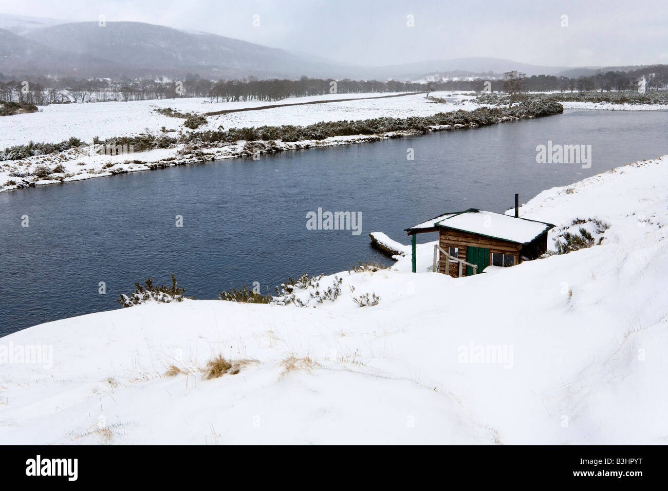 Un avvicinamento della tempesta di neve su un capanno di pesca sul fiume Dee vicino a Ballater, Aberdeenshire, Scozia Foto Stock