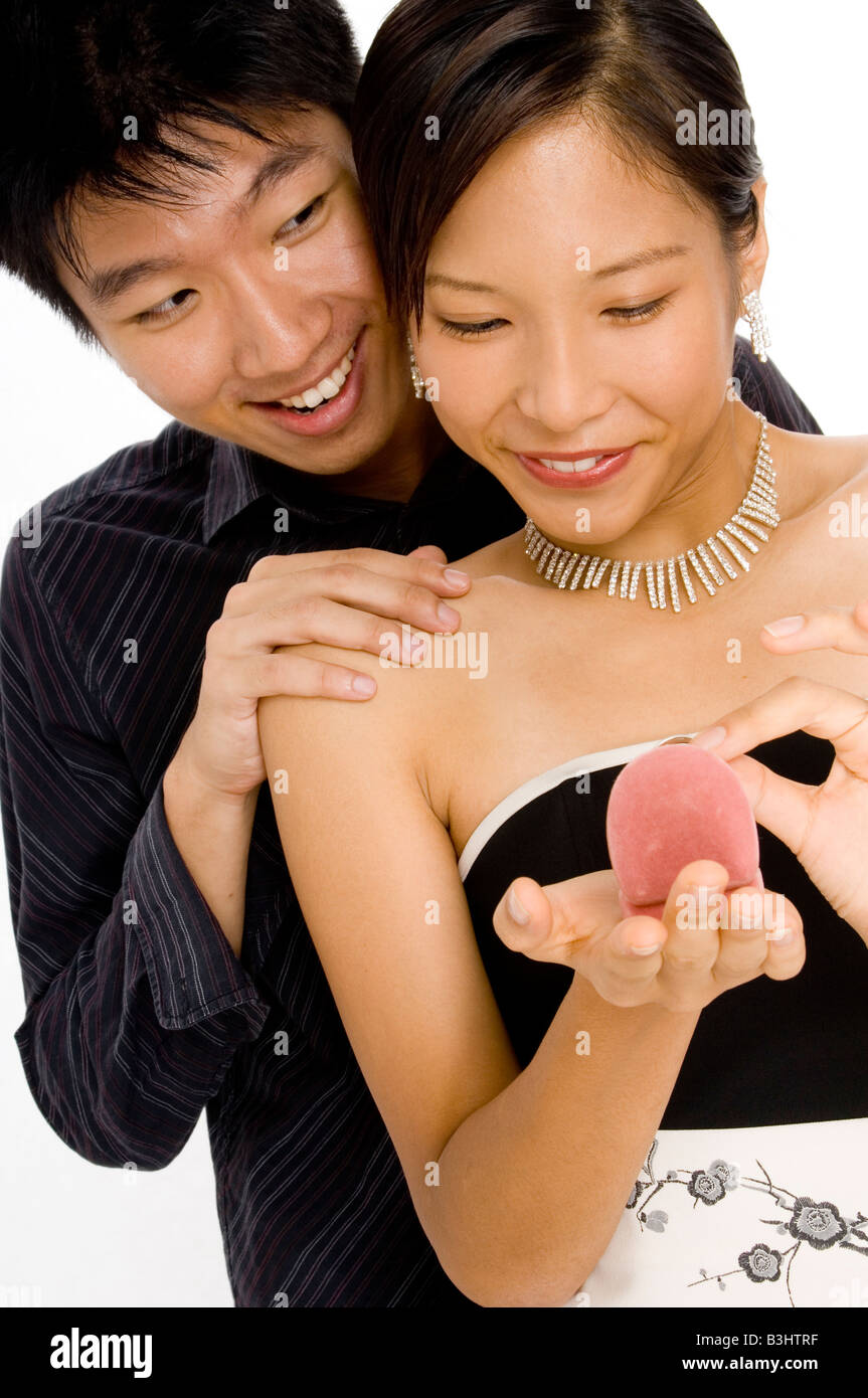 Una giovane donna è dato un anello dal suo uomo Foto Stock